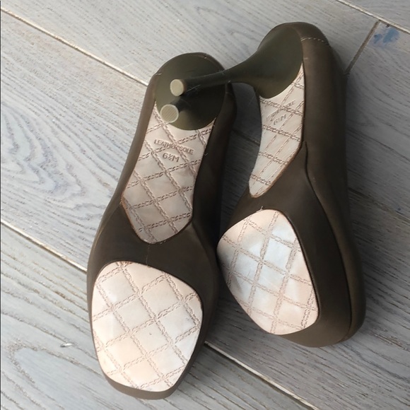 L.A.M.B “Batista” taupe platform heel pumps - Picture 5 of 8